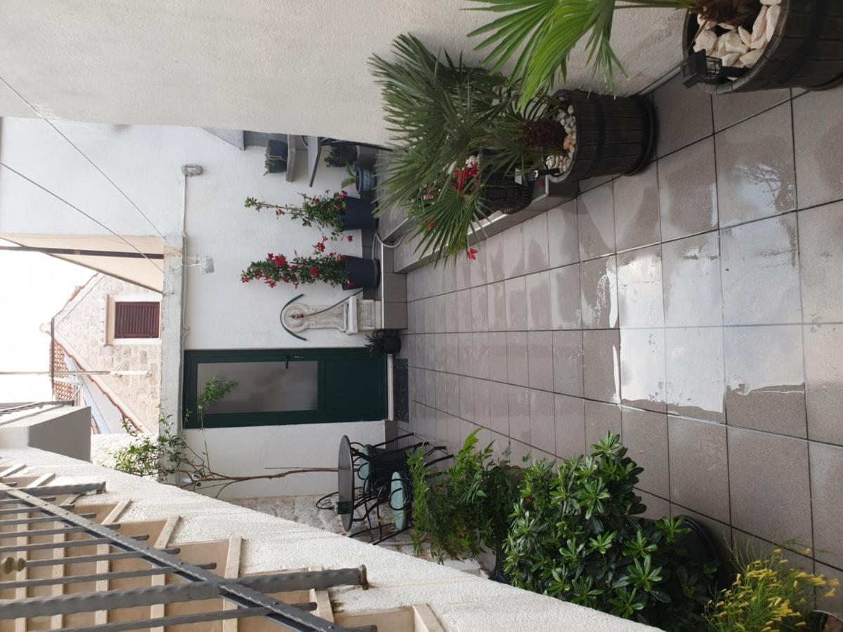 Hotel Lemon Tree à Donji Seget Extérieur photo