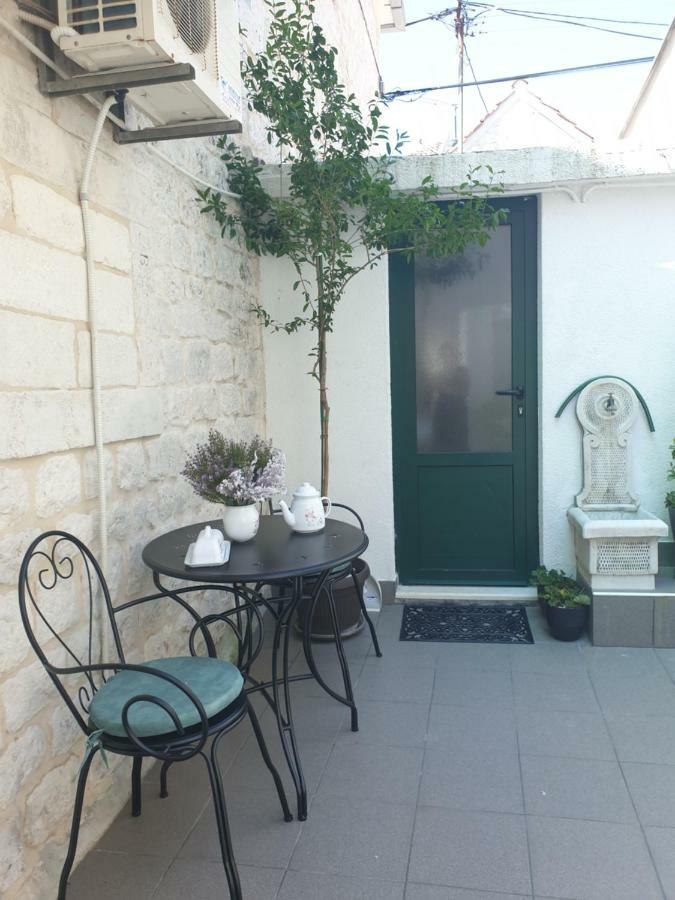 Hotel Lemon Tree à Donji Seget Extérieur photo